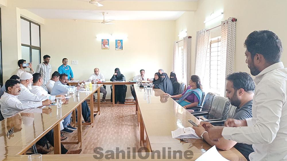 بھٹکل: جالی پنچایت میٹنگ میں کروڑوں کے یو جی ڈی کام پر ہنگامہ؛ غیر قانونی کنکشن اور نکاسیٔ آب پر گہری تشویش